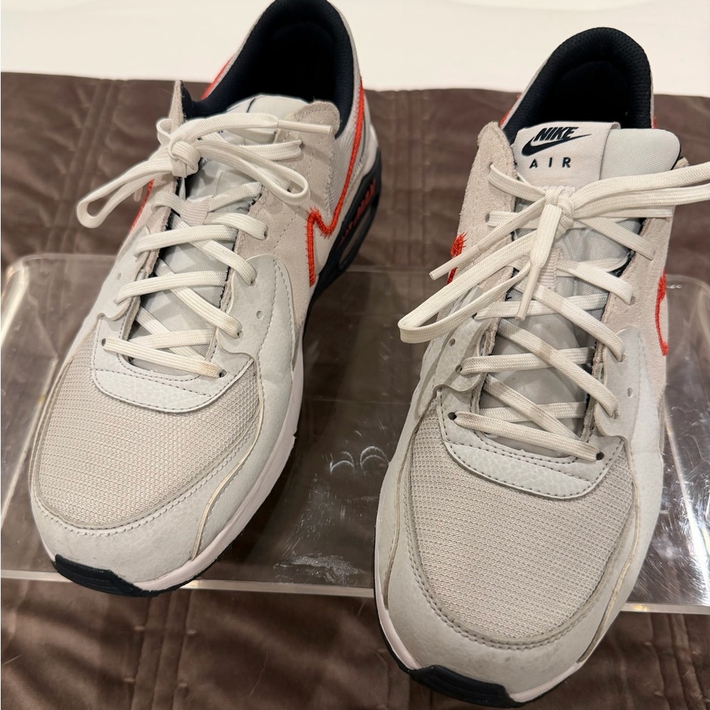 Men’s Nike Air Max sz 9. Cream with Red Accents - Picture 2 of 7
